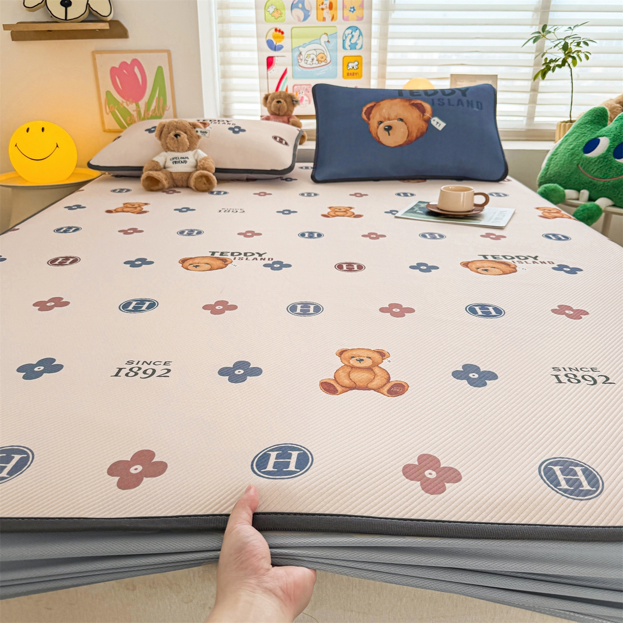 91家纺网 家纺一手货源 找家纺 源舍家纺 2026新款泰迪爱兰系列（正版授权）A类三明治复合印花斜纹豆豆软凉席床笠款 床笠款-泰迪四叶草