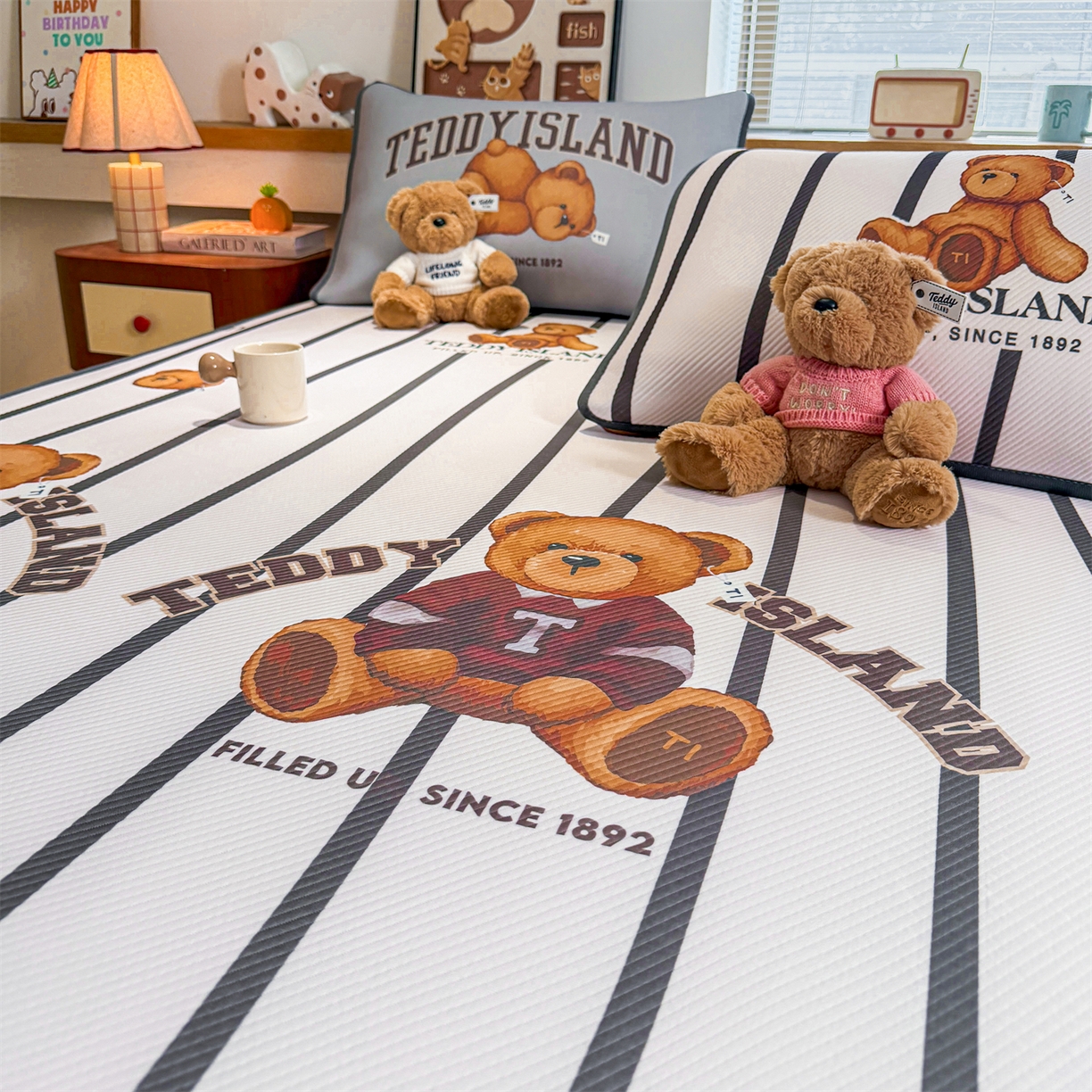 91家纺网 家纺一手货源 找家纺 源舍家纺 2026新款泰迪爱兰系列（正版授权）A类三明治复合印花斜纹豆豆软凉席床笠款 床席款-泰迪线条