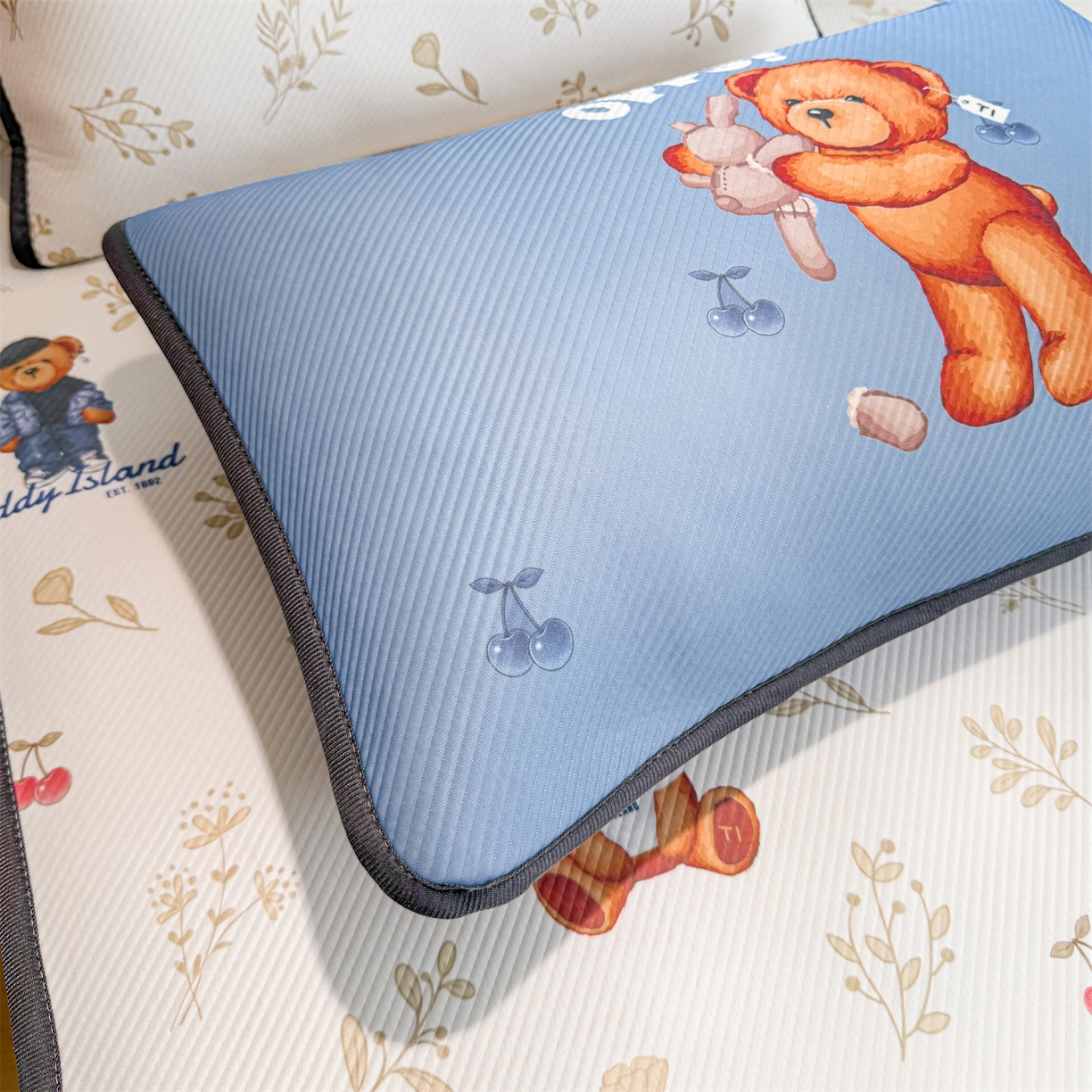 91家纺网 家纺一手货源 找家纺 源舍家纺 2026新款泰迪爱兰系列（正版授权）A类三明治复合印花斜纹豆豆软凉席床笠款 床席款-泰迪樱桃