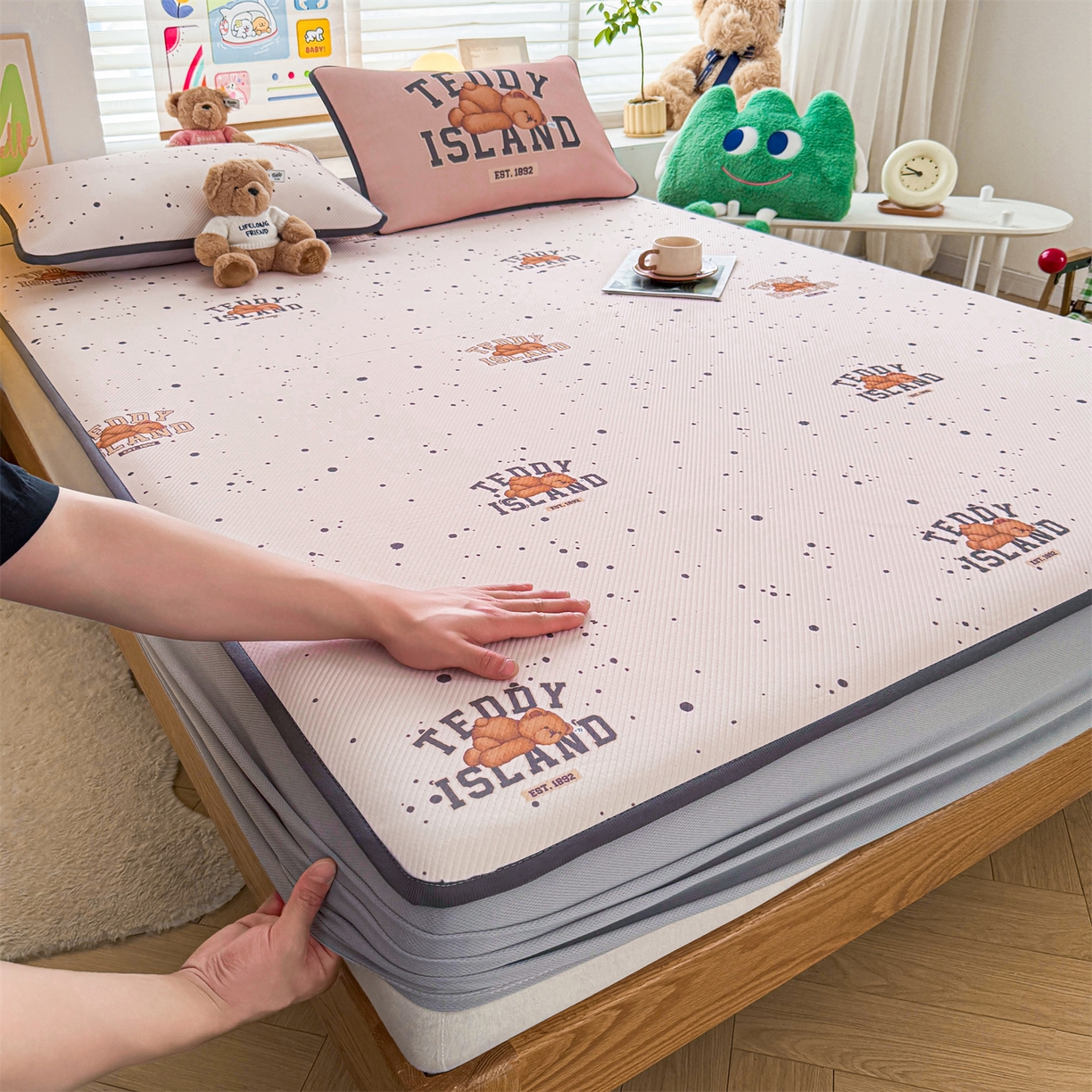 91家纺网 家纺一手货源 找家纺 源舍家纺 2026新款泰迪爱兰系列（正版授权）A类三明治复合印花斜纹豆豆软凉席床笠款 床笠款-泰迪点点