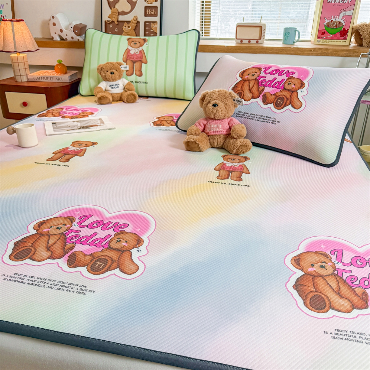 91家纺网 家纺一手货源 找家纺 源舍家纺 2026新款泰迪爱兰系列（正版授权）A类三明治复合印花斜纹豆豆软凉席床笠款 床席款-泰迪炫彩