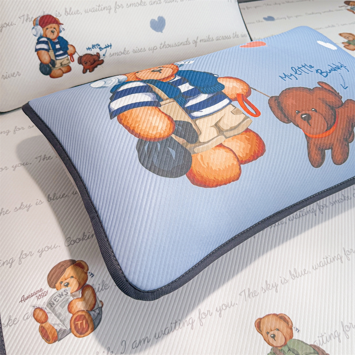 91家纺网 家纺一手货源 找家纺 源舍家纺 2026新款泰迪爱兰系列（正版授权）A类三明治复合印花斜纹豆豆软凉席床笠款 床席款-泰迪字母