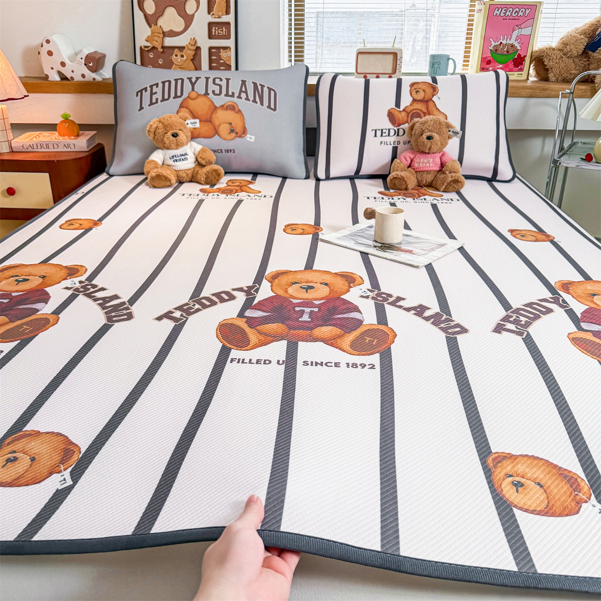 91家纺网 家纺一手货源 找家纺 源舍家纺 2026新款泰迪爱兰系列（正版授权）A类三明治复合印花斜纹豆豆软凉席床笠款 床席款-泰迪线条