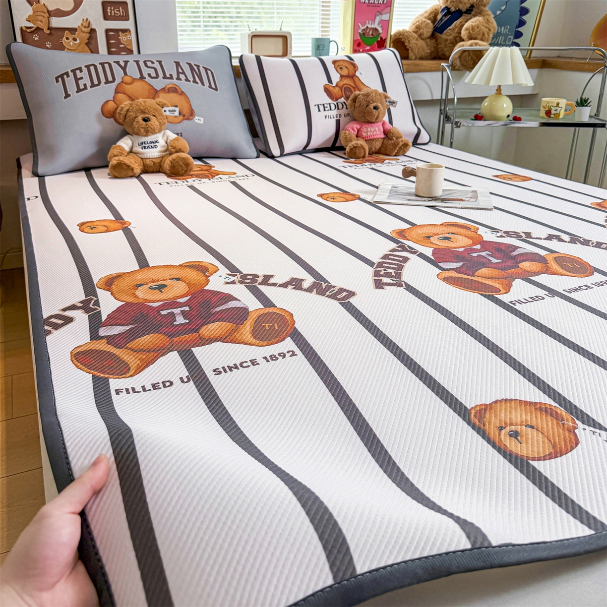 91家纺网 家纺一手货源 找家纺 源舍家纺 2026新款泰迪爱兰系列（正版授权）A类三明治复合印花斜纹豆豆软凉席床笠款 床席款-泰迪线条