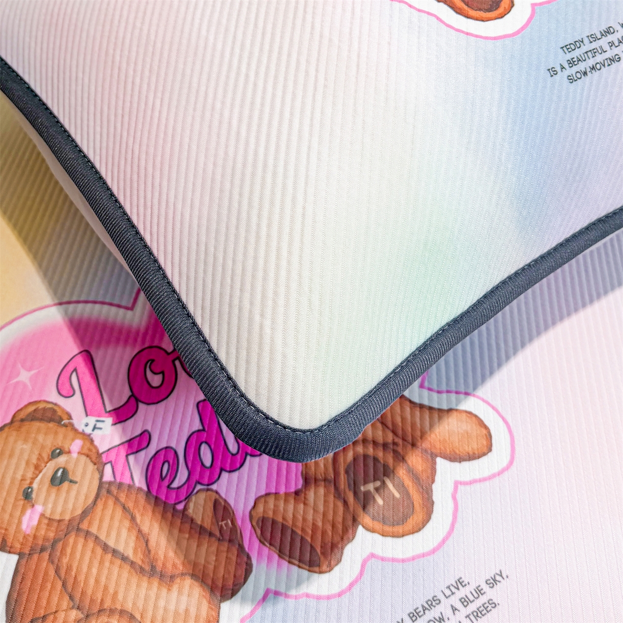 91家纺网 家纺一手货源 找家纺 源舍家纺 2026新款泰迪爱兰系列（正版授权）A类三明治复合印花斜纹豆豆软凉席床笠款 床席款-泰迪炫彩