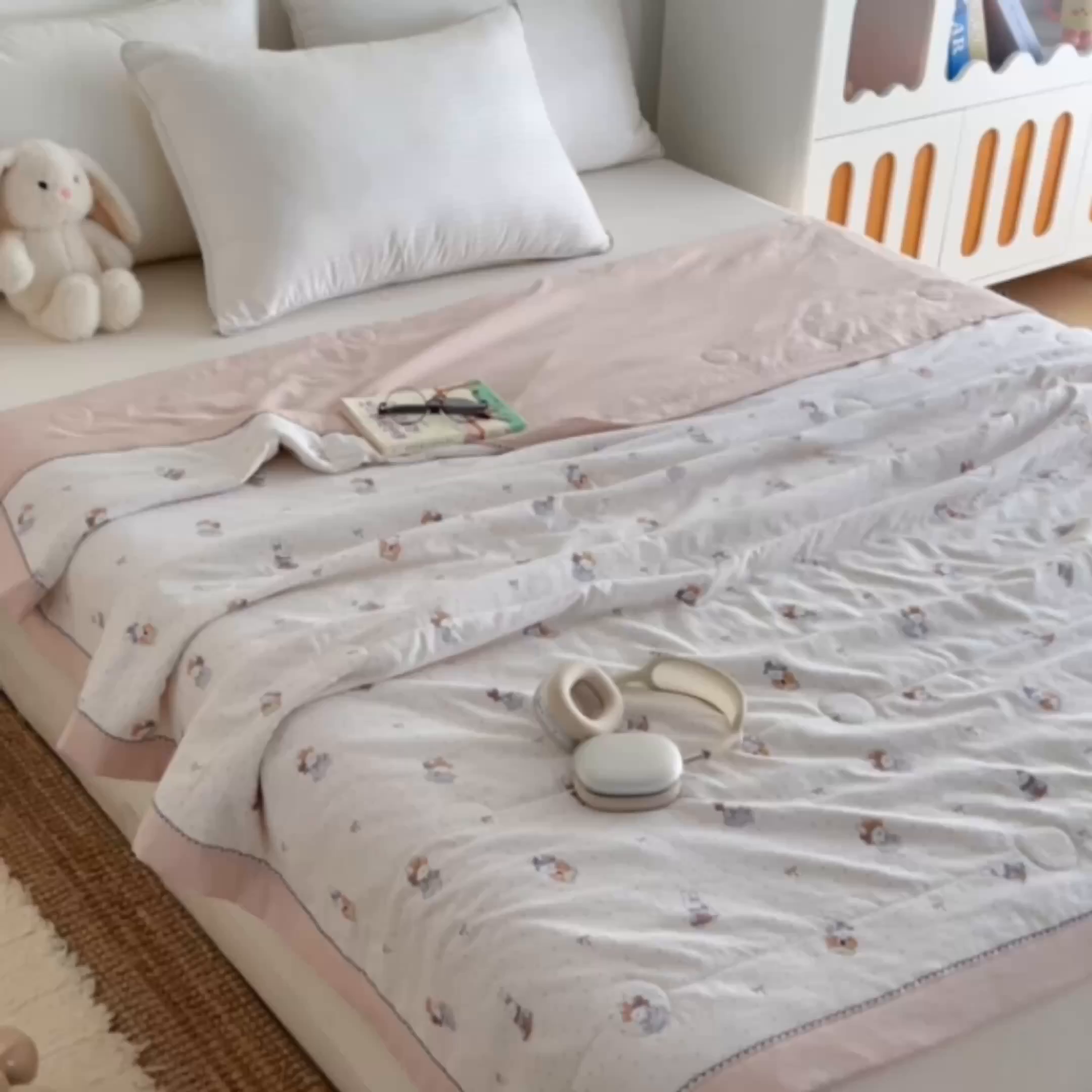 91家纺网 家纺一手货源 找家纺 简冠家纺 2026新款亲肤水洗仿棉夏被 初遇简约