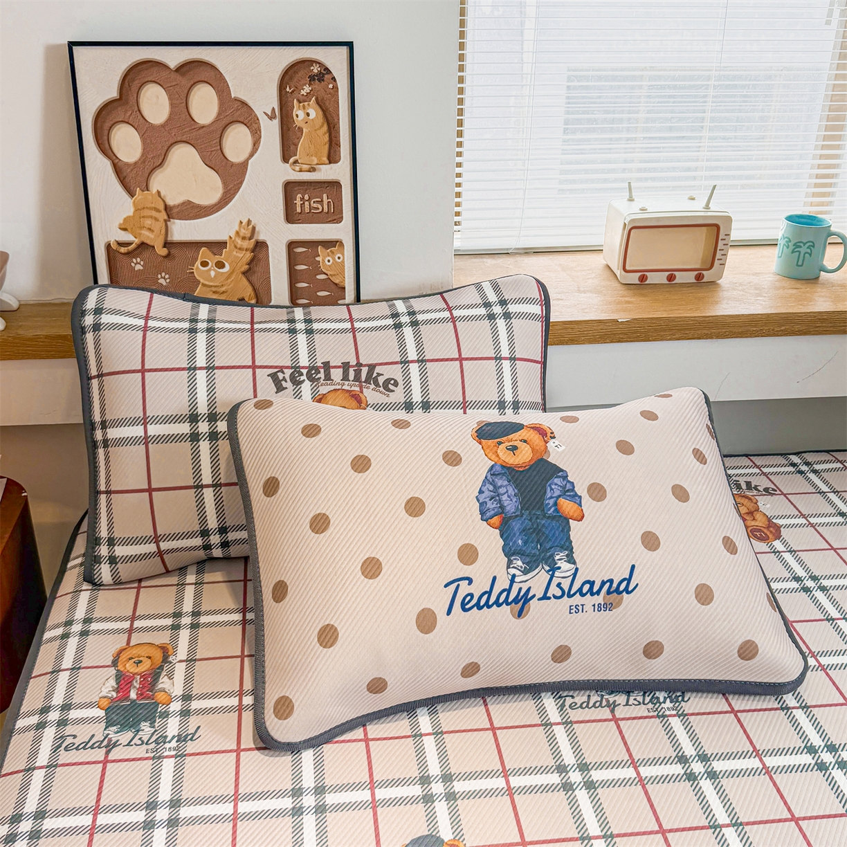 91家纺网 家纺一手货源 找家纺 源舍家纺 2026新款泰迪爱兰系列（正版授权）A类三明治复合印花斜纹豆豆软凉席床笠款 床席款-泰迪英伦