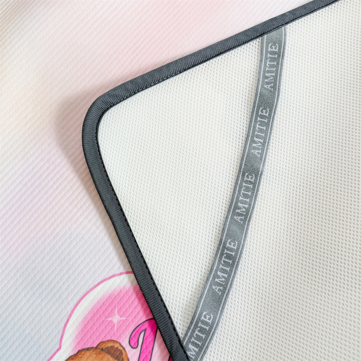 91家纺网 家纺一手货源 找家纺 源舍家纺 2026新款泰迪爱兰系列（正版授权）A类三明治复合印花斜纹豆豆软凉席床笠款 床席款-泰迪炫彩