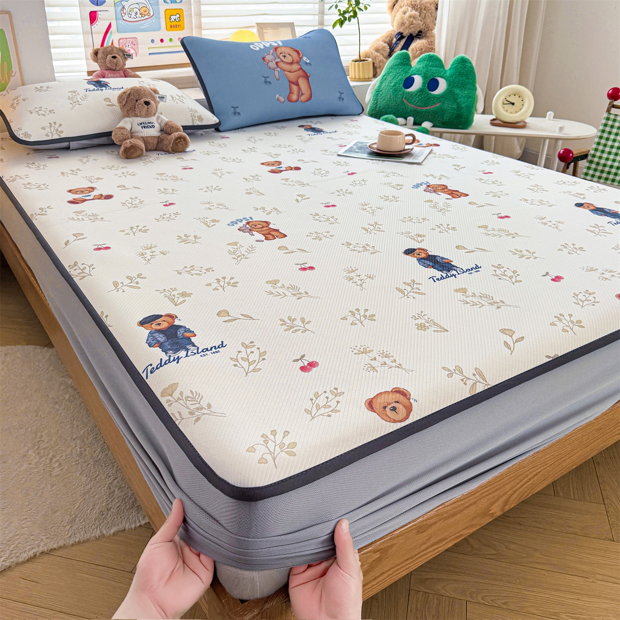 91家纺网 家纺一手货源 找家纺 源舍家纺 2026新款泰迪爱兰系列（正版授权）A类三明治复合印花斜纹豆豆软凉席床笠款 床笠款-泰迪樱桃