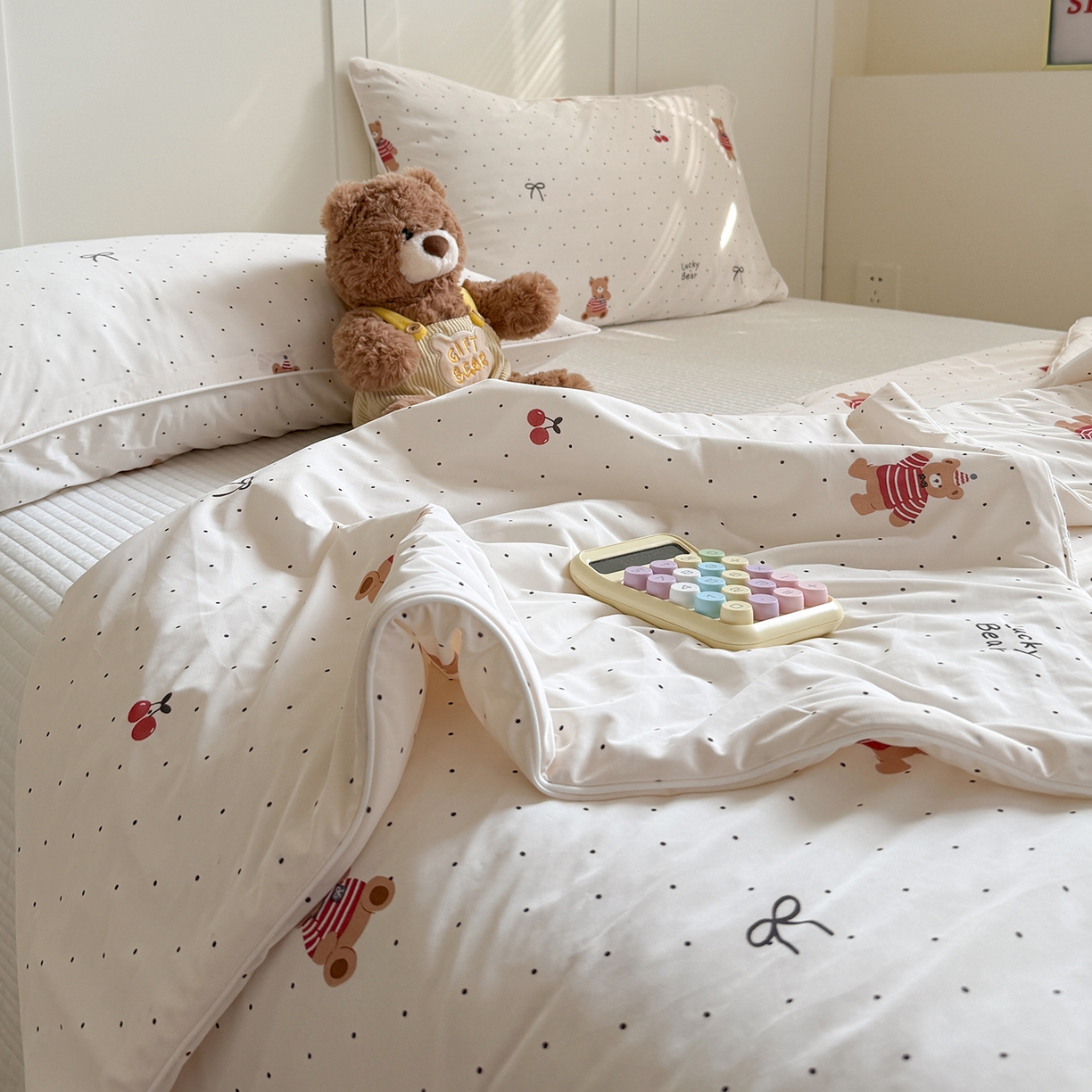 91家纺网 家纺一手货源 找家纺 金梦拉家纺 2026春夏新款锦氨凉感丝印花系列夏被空调被夏凉被 波点小熊