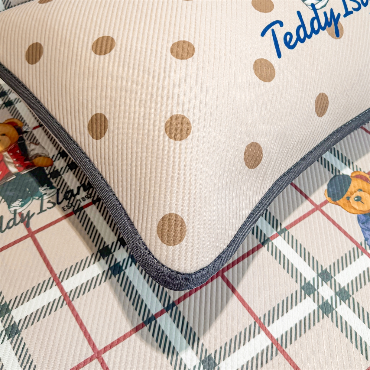 91家纺网 家纺一手货源 找家纺 源舍家纺 2026新款泰迪爱兰系列（正版授权）A类三明治复合印花斜纹豆豆软凉席床笠款 床席款-泰迪英伦