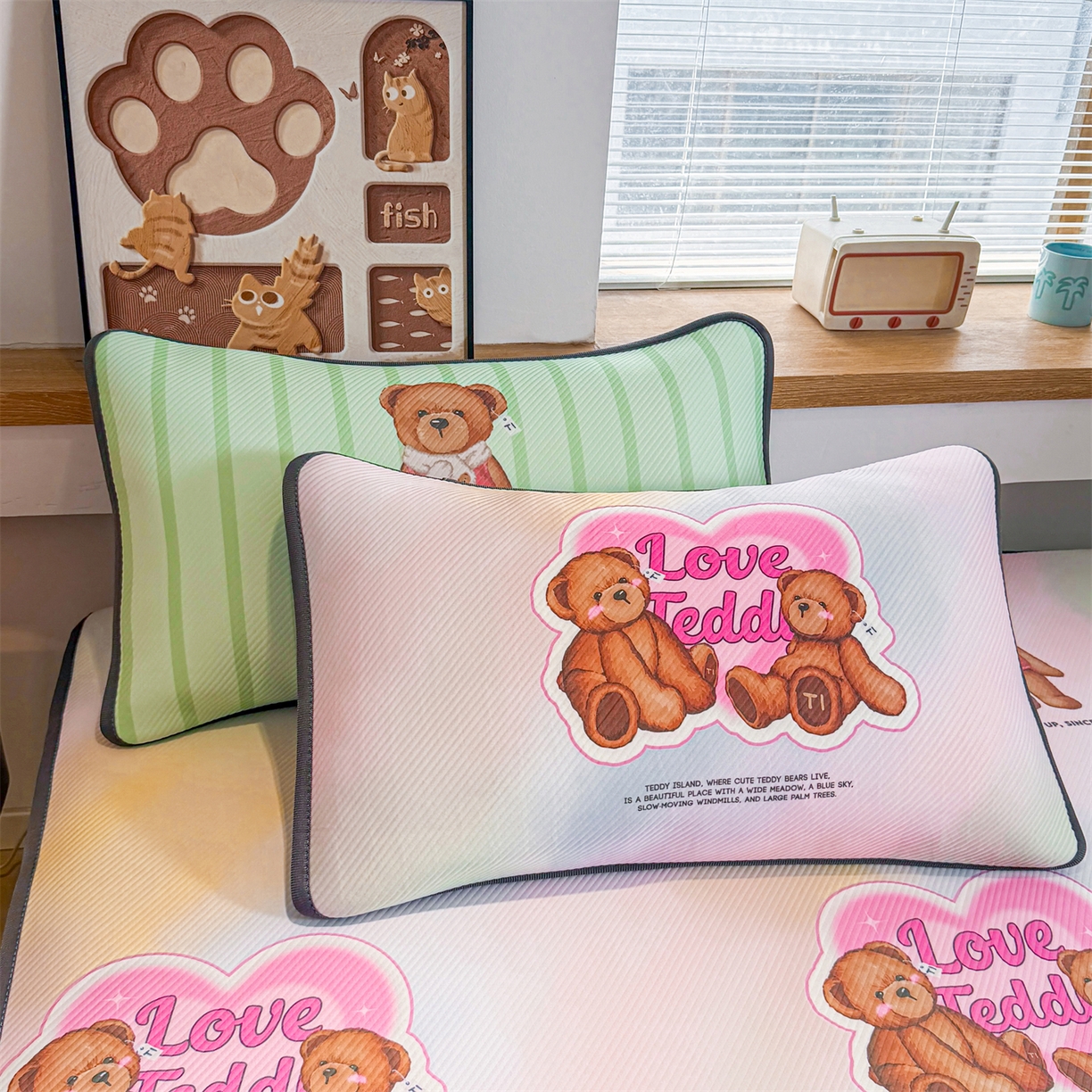 91家纺网 家纺一手货源 找家纺 源舍家纺 2026新款泰迪爱兰系列（正版授权）A类三明治复合印花斜纹豆豆软凉席床笠款 床席款-泰迪炫彩