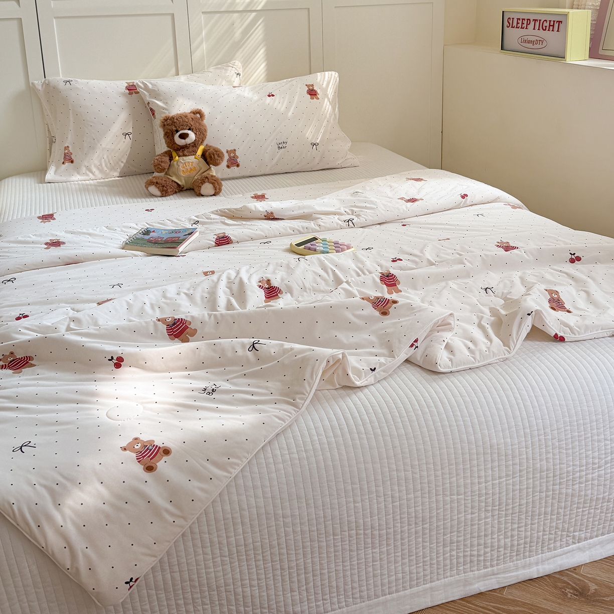 91家纺网 家纺一手货源 找家纺 金梦拉家纺 2026春夏新款锦氨凉感丝印花系列夏被空调被夏凉被 波点小熊