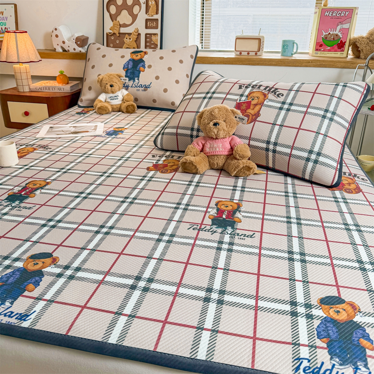 91家纺网 家纺一手货源 找家纺 源舍家纺 2026新款泰迪爱兰系列（正版授权）A类三明治复合印花斜纹豆豆软凉席床笠款 床席款-泰迪英伦