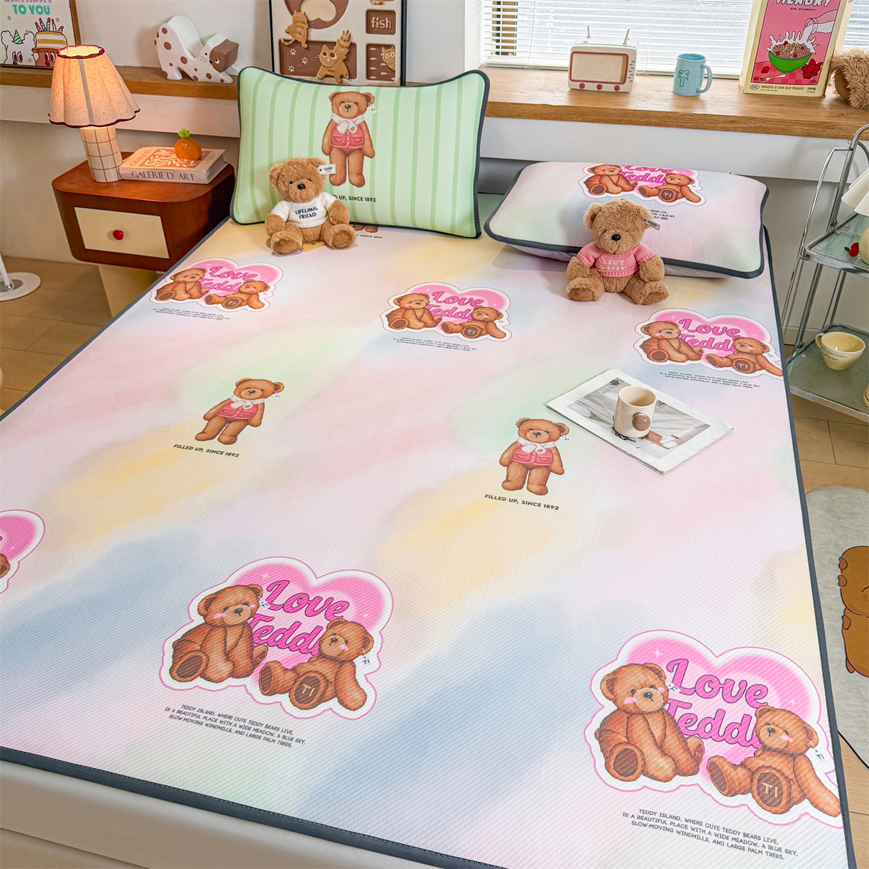 91家纺网 家纺一手货源 找家纺 源舍家纺 2026新款泰迪爱兰系列（正版授权）A类三明治复合印花斜纹豆豆软凉席床笠款 床席款-泰迪炫彩