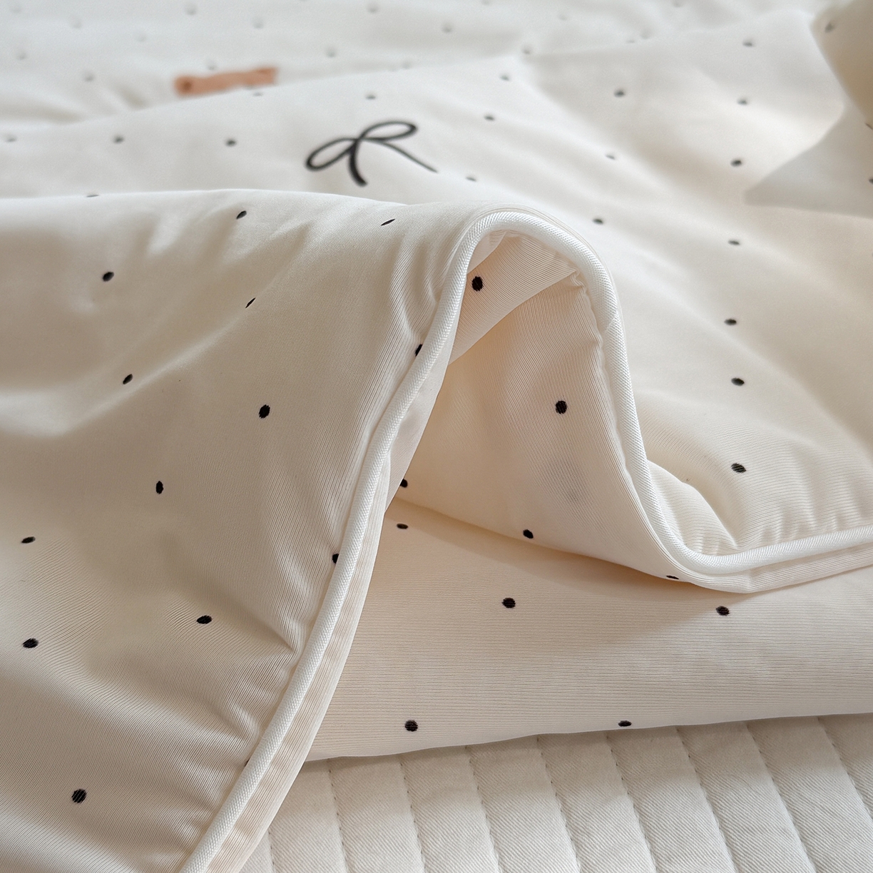 91家纺网 家纺一手货源 找家纺 金梦拉家纺 2026春夏新款锦氨凉感丝印花系列夏被空调被夏凉被 波点小熊