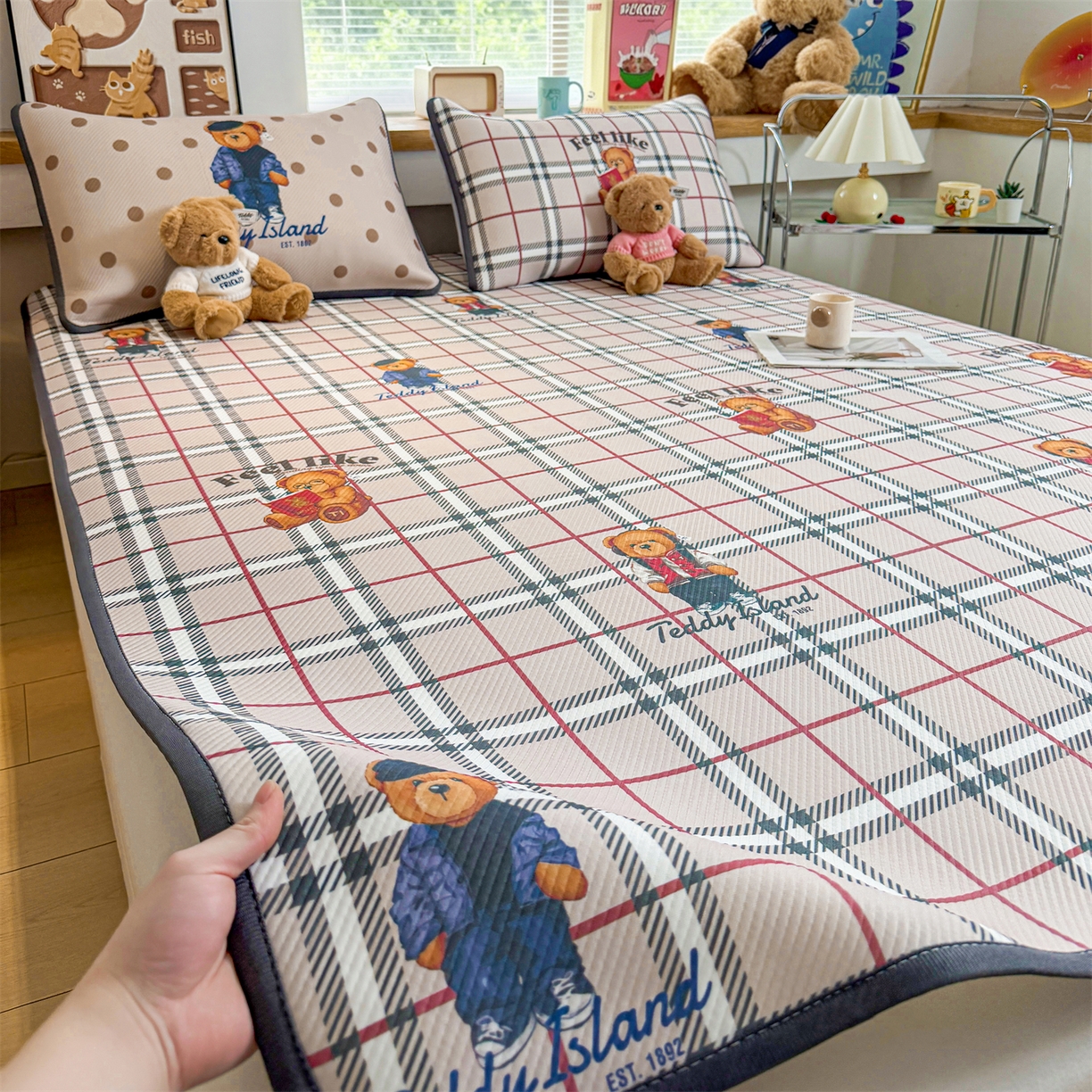 91家纺网 家纺一手货源 找家纺 源舍家纺 2026新款泰迪爱兰系列（正版授权）A类三明治复合印花斜纹豆豆软凉席床笠款 床席款-泰迪英伦