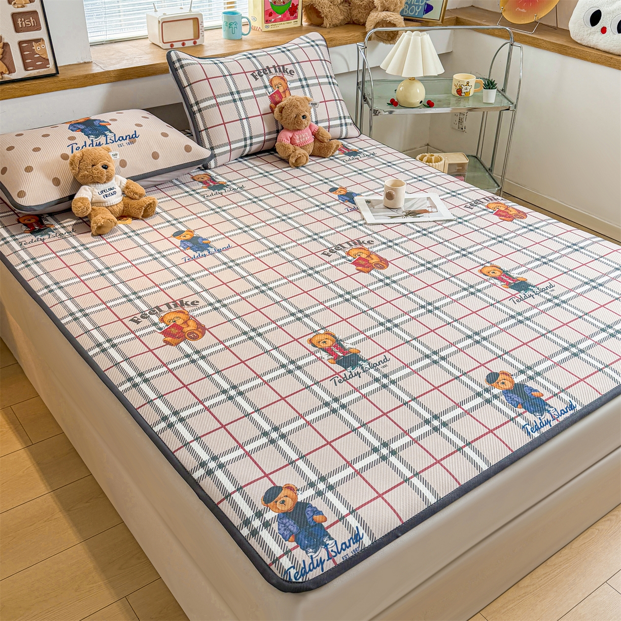 91家纺网 家纺一手货源 找家纺 源舍家纺 2026新款泰迪爱兰系列（正版授权）A类三明治复合印花斜纹豆豆软凉席床笠款 床席款-泰迪英伦