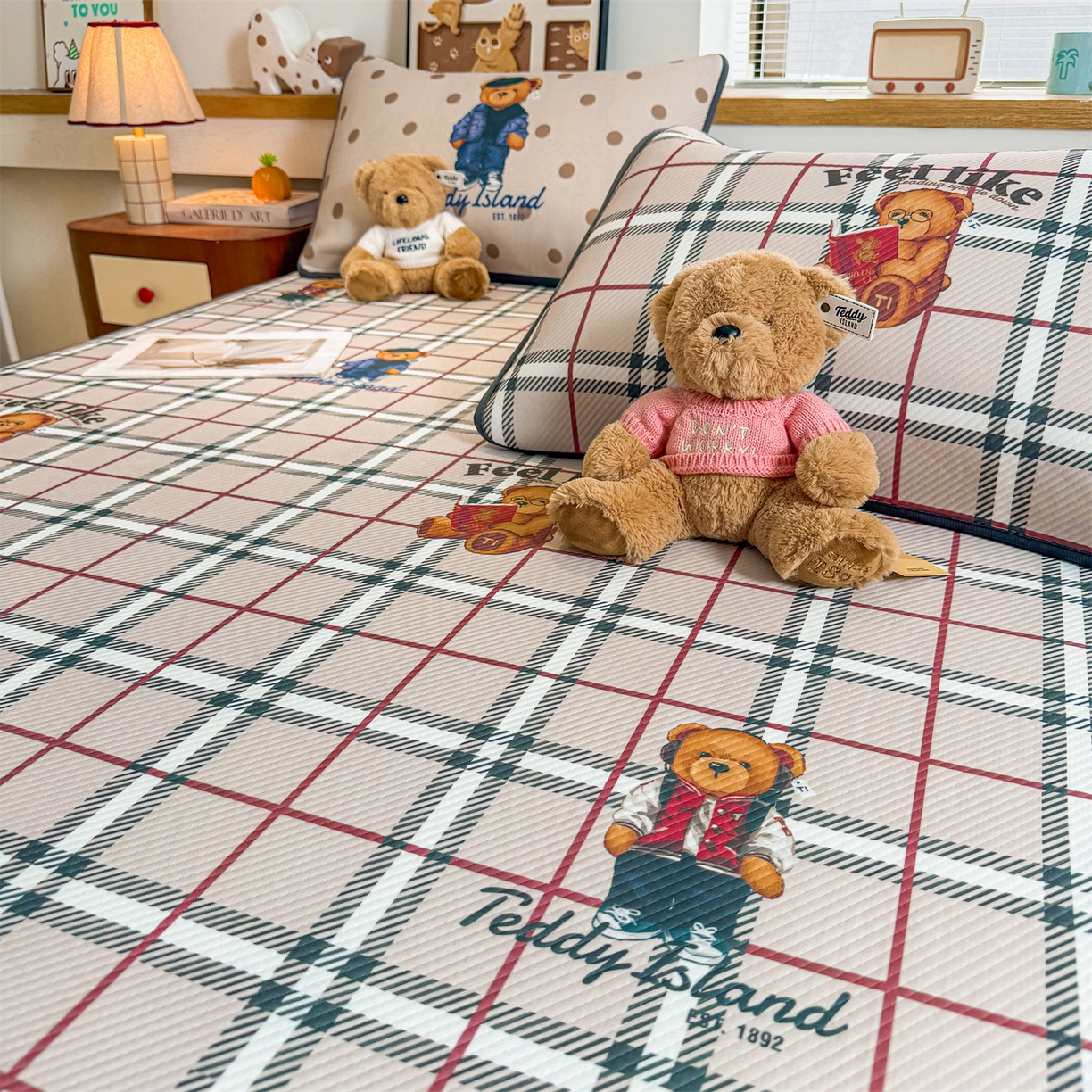 91家纺网 家纺一手货源 找家纺 源舍家纺 2026新款泰迪爱兰系列（正版授权）A类三明治复合印花斜纹豆豆软凉席床笠款 床席款-泰迪英伦