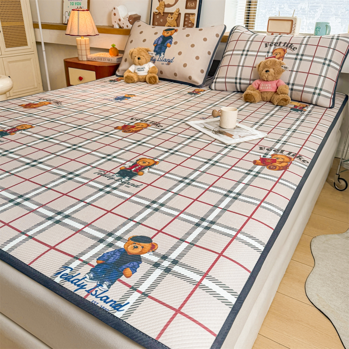 91家纺网 家纺一手货源 找家纺 源舍家纺 2026新款泰迪爱兰系列（正版授权）A类三明治复合印花斜纹豆豆软凉席床笠款 床席款-泰迪英伦