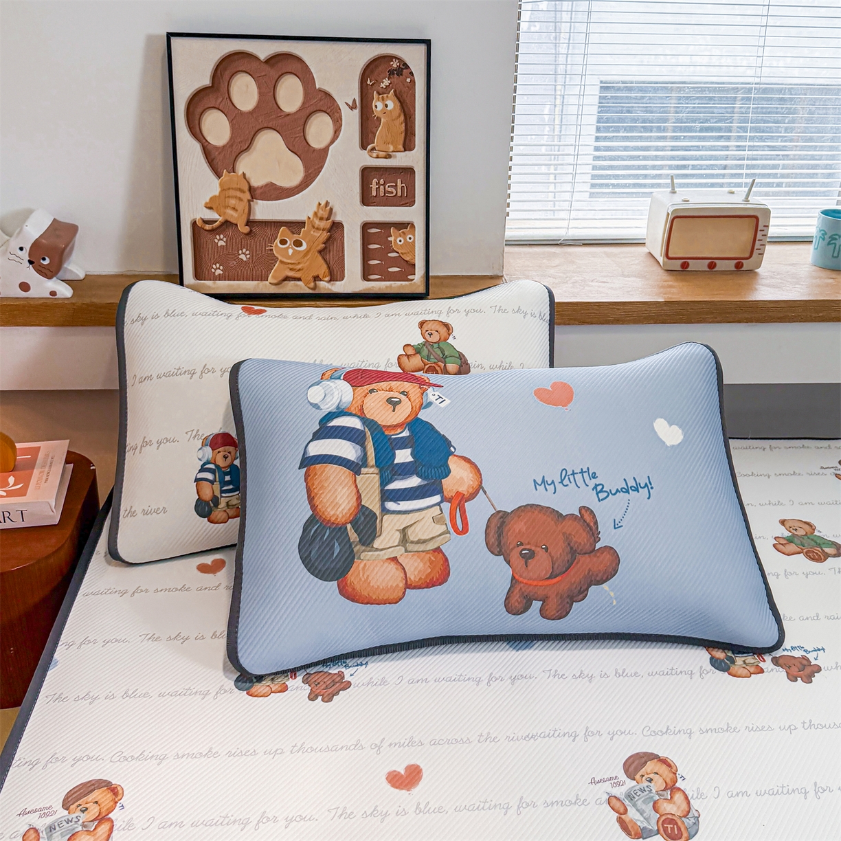 91家纺网 家纺一手货源 找家纺 源舍家纺 2026新款泰迪爱兰系列（正版授权）A类三明治复合印花斜纹豆豆软凉席床笠款 床席款-泰迪字母