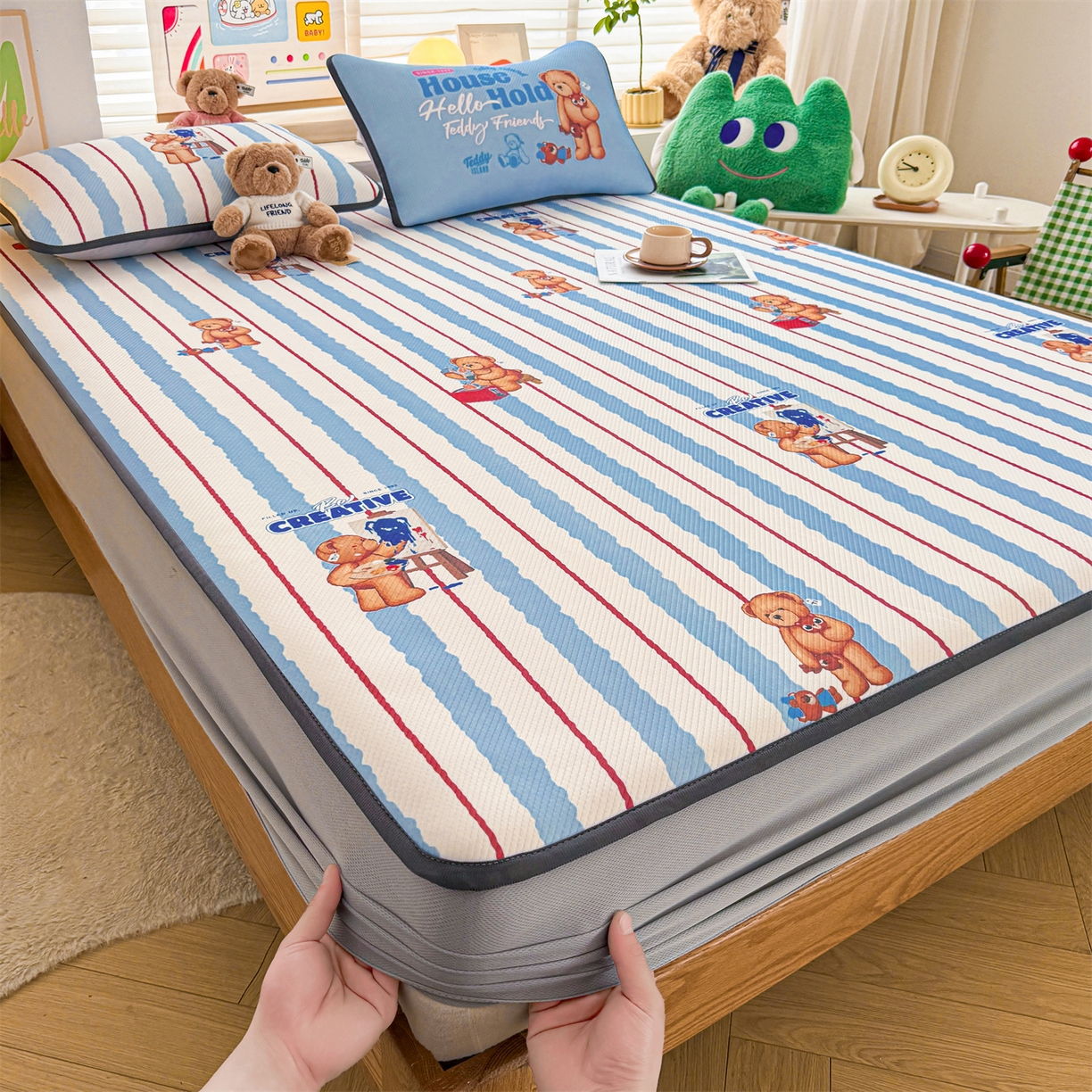 91家纺网 家纺一手货源 找家纺 源舍家纺 2026新款泰迪爱兰系列（正版授权）A类三明治复合印花斜纹豆豆软凉席床笠款 床笠款-泰迪条纹蓝