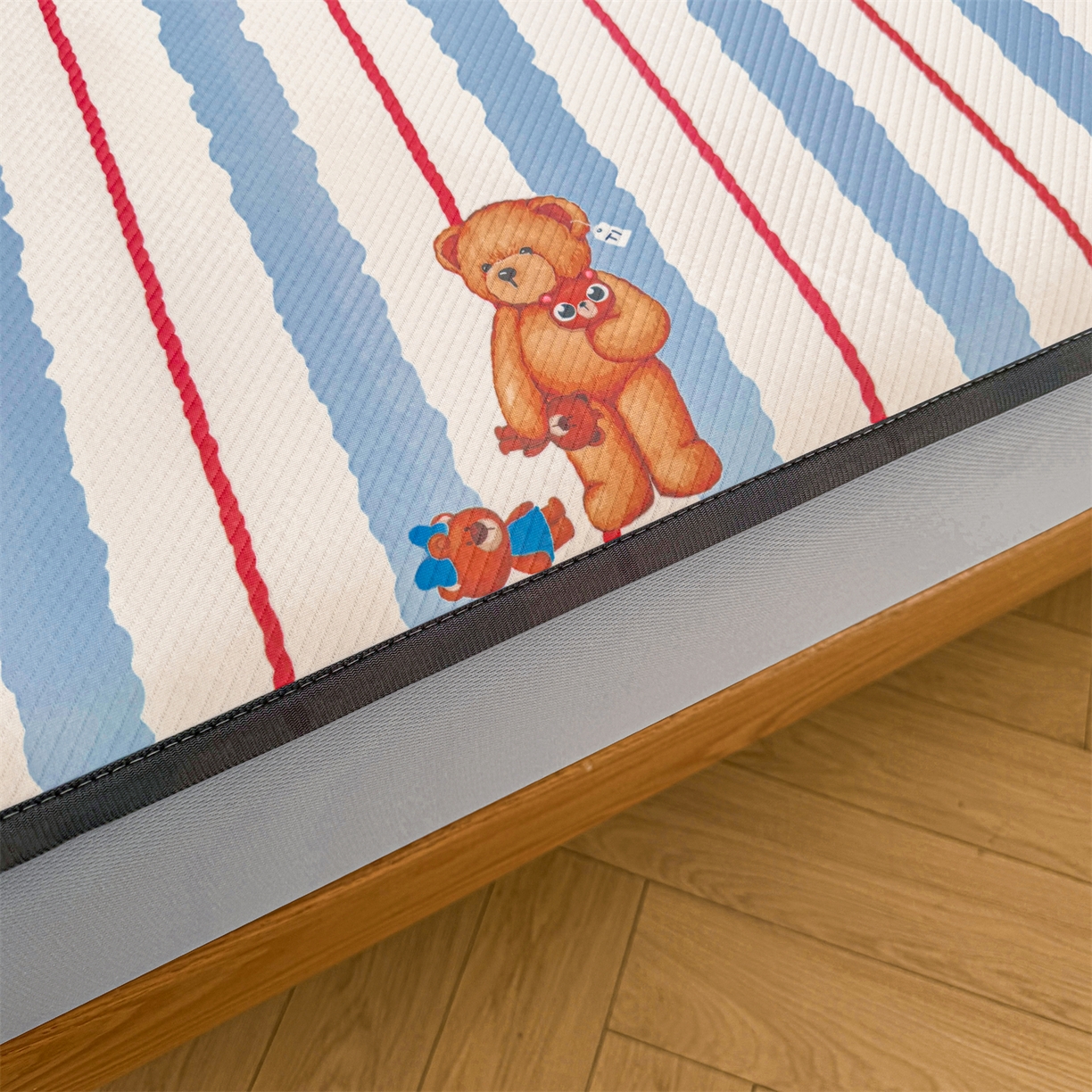 91家纺网 家纺一手货源 找家纺 源舍家纺 2026新款泰迪爱兰系列（正版授权）A类三明治复合印花斜纹豆豆软凉席床笠款 床笠款-泰迪条纹蓝