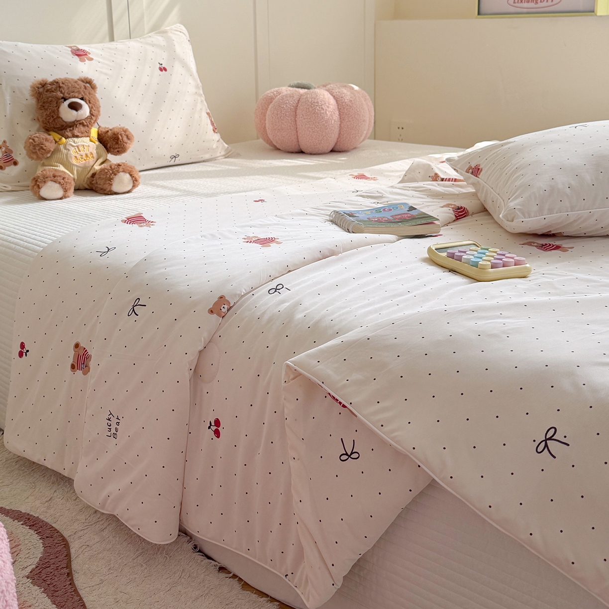 91家纺网 家纺一手货源 找家纺 金梦拉家纺 2026春夏新款锦氨凉感丝印花系列夏被空调被夏凉被 波点小熊