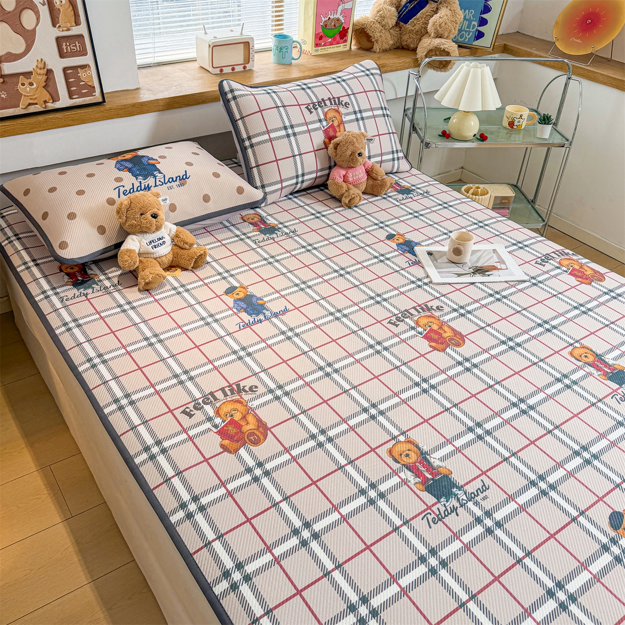 91家纺网 家纺一手货源 找家纺 源舍家纺 2026新款泰迪爱兰系列（正版授权）A类三明治复合印花斜纹豆豆软凉席床笠款 床席款-泰迪英伦