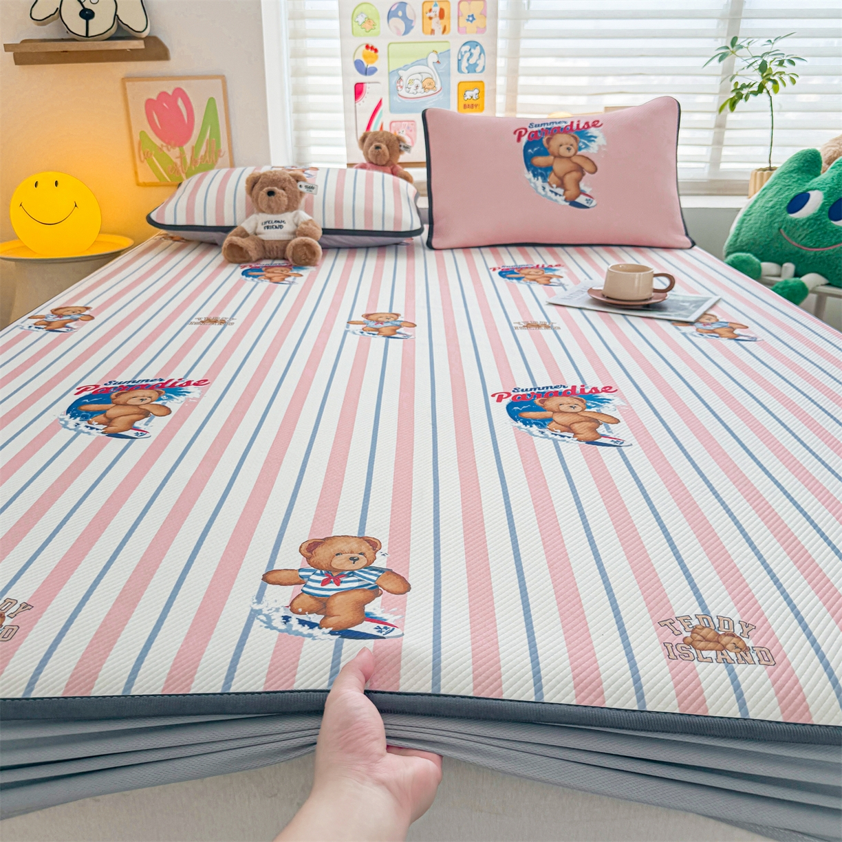 91家纺网 家纺一手货源 找家纺 源舍家纺 2026新款泰迪爱兰系列（正版授权）A类三明治复合印花斜纹豆豆软凉席床笠款 床笠款-泰迪条纹粉