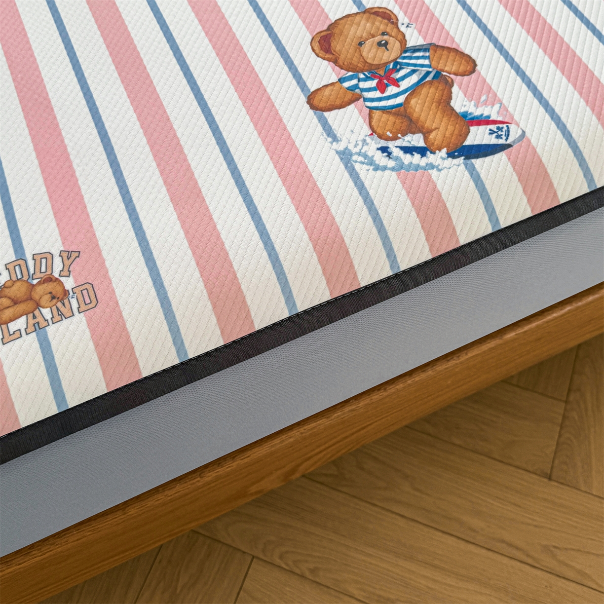 91家纺网 家纺一手货源 找家纺 源舍家纺 2026新款泰迪爱兰系列（正版授权）A类三明治复合印花斜纹豆豆软凉席床笠款 床笠款-泰迪条纹粉