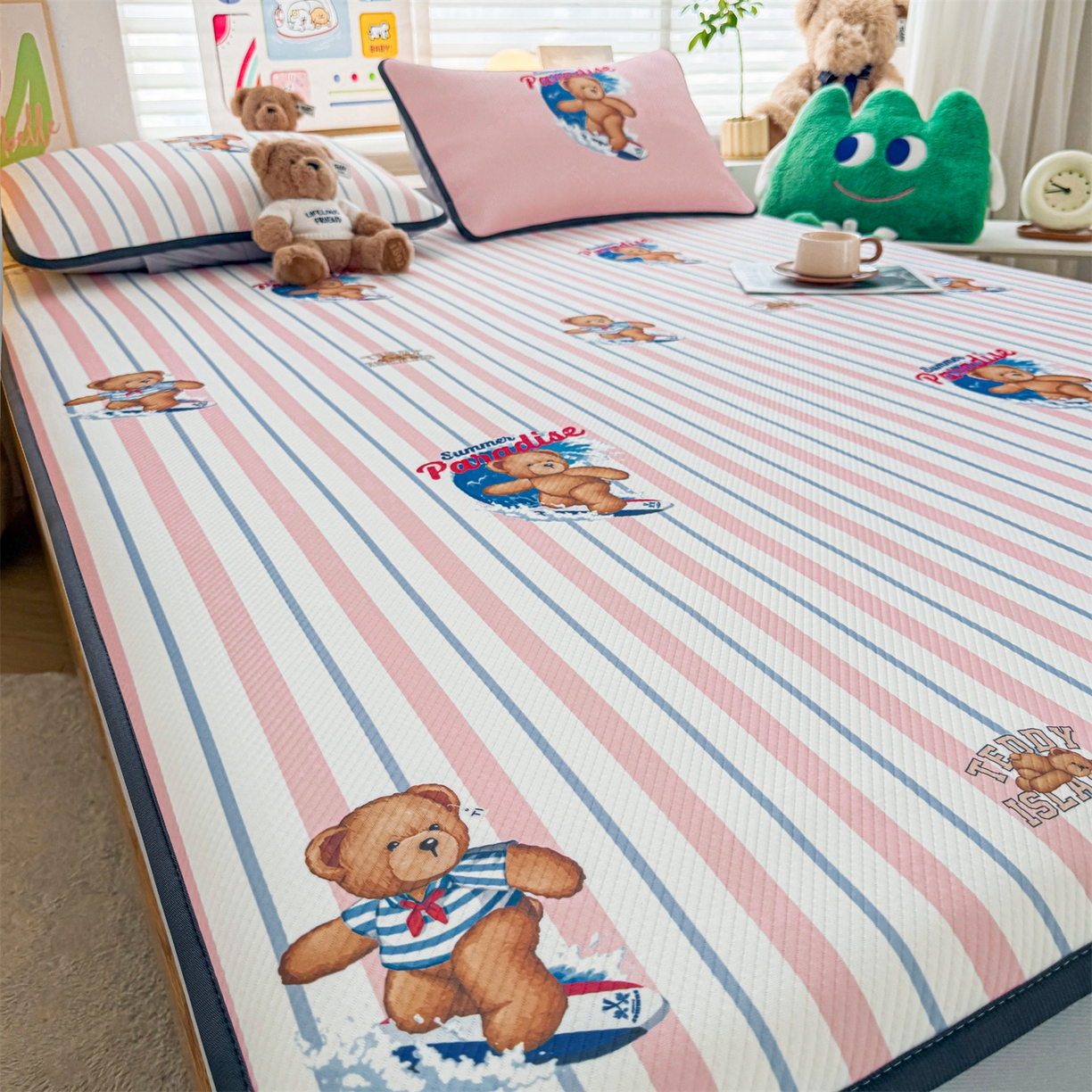 91家纺网 家纺一手货源 找家纺 源舍家纺 2026新款泰迪爱兰系列（正版授权）A类三明治复合印花斜纹豆豆软凉席床笠款 床笠款-泰迪条纹粉