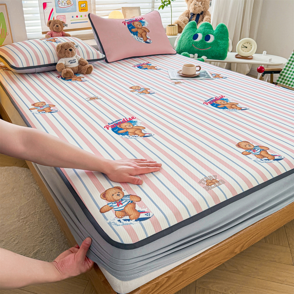 91家纺网 家纺一手货源 找家纺 源舍家纺 2026新款泰迪爱兰系列（正版授权）A类三明治复合印花斜纹豆豆软凉席床笠款 床笠款-泰迪条纹粉