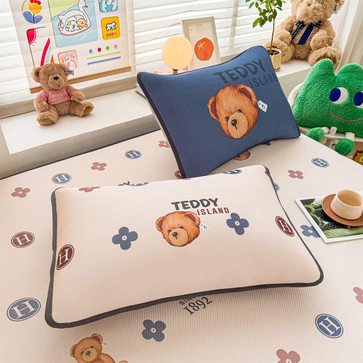 91家纺网 家纺一手货源 找家纺 源舍家纺 2026新款泰迪爱兰系列（正版授权）A类三明治复合印花斜纹豆豆软凉席床笠款 床笠款-泰迪四叶草