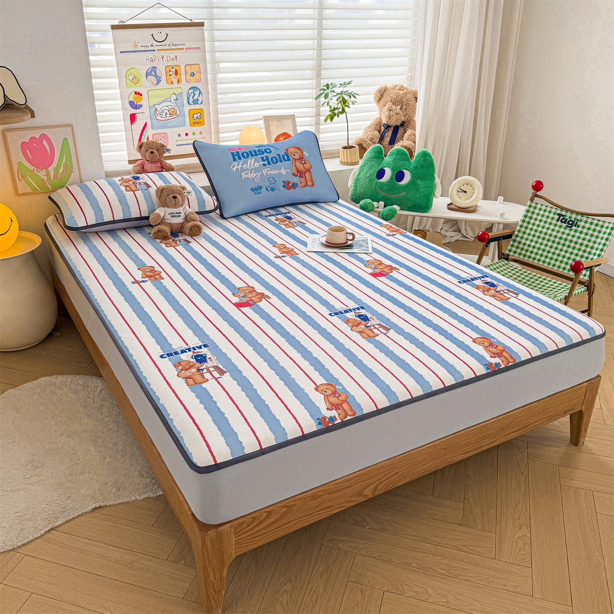 91家纺网 家纺一手货源 找家纺 源舍家纺 2026新款泰迪爱兰系列（正版授权）A类三明治复合印花斜纹豆豆软凉席床笠款 床笠款-泰迪条纹蓝