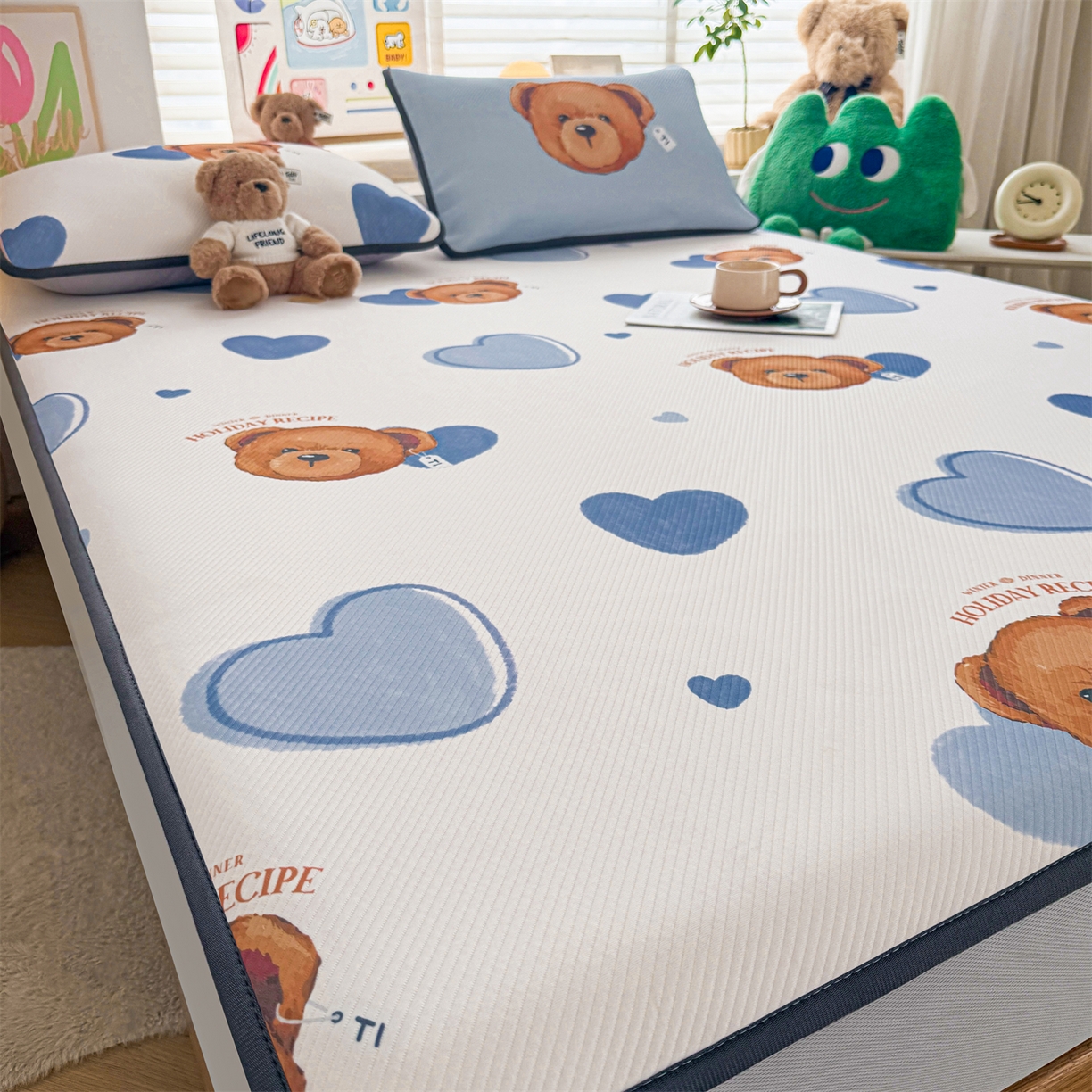 91家纺网 家纺一手货源 找家纺 源舍家纺 2026新款泰迪爱兰系列（正版授权）A类三明治复合印花斜纹豆豆软凉席床笠款 床笠款-泰迪蓝心