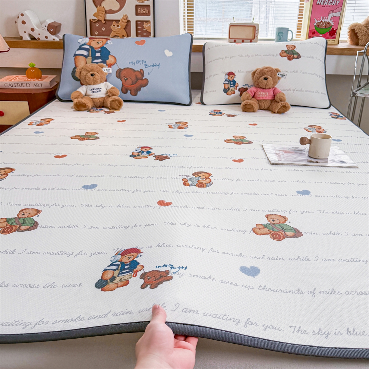 91家纺网 家纺一手货源 找家纺 源舍家纺 2026新款泰迪爱兰系列（正版授权）A类三明治复合印花斜纹豆豆软凉席床笠款 床席款-泰迪字母