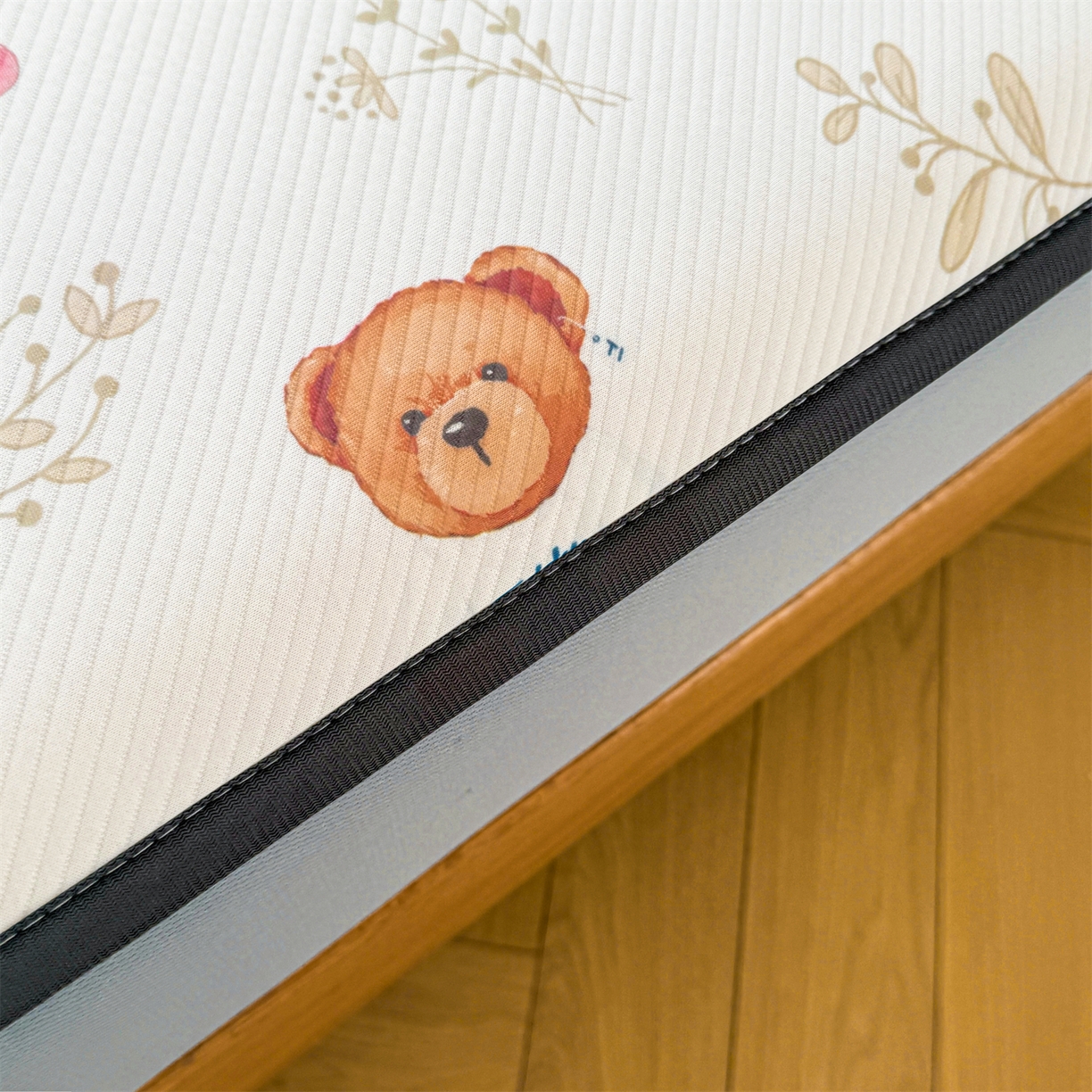 91家纺网 家纺一手货源 找家纺 源舍家纺 2026新款泰迪爱兰系列（正版授权）A类三明治复合印花斜纹豆豆软凉席床笠款 床笠款-泰迪樱桃