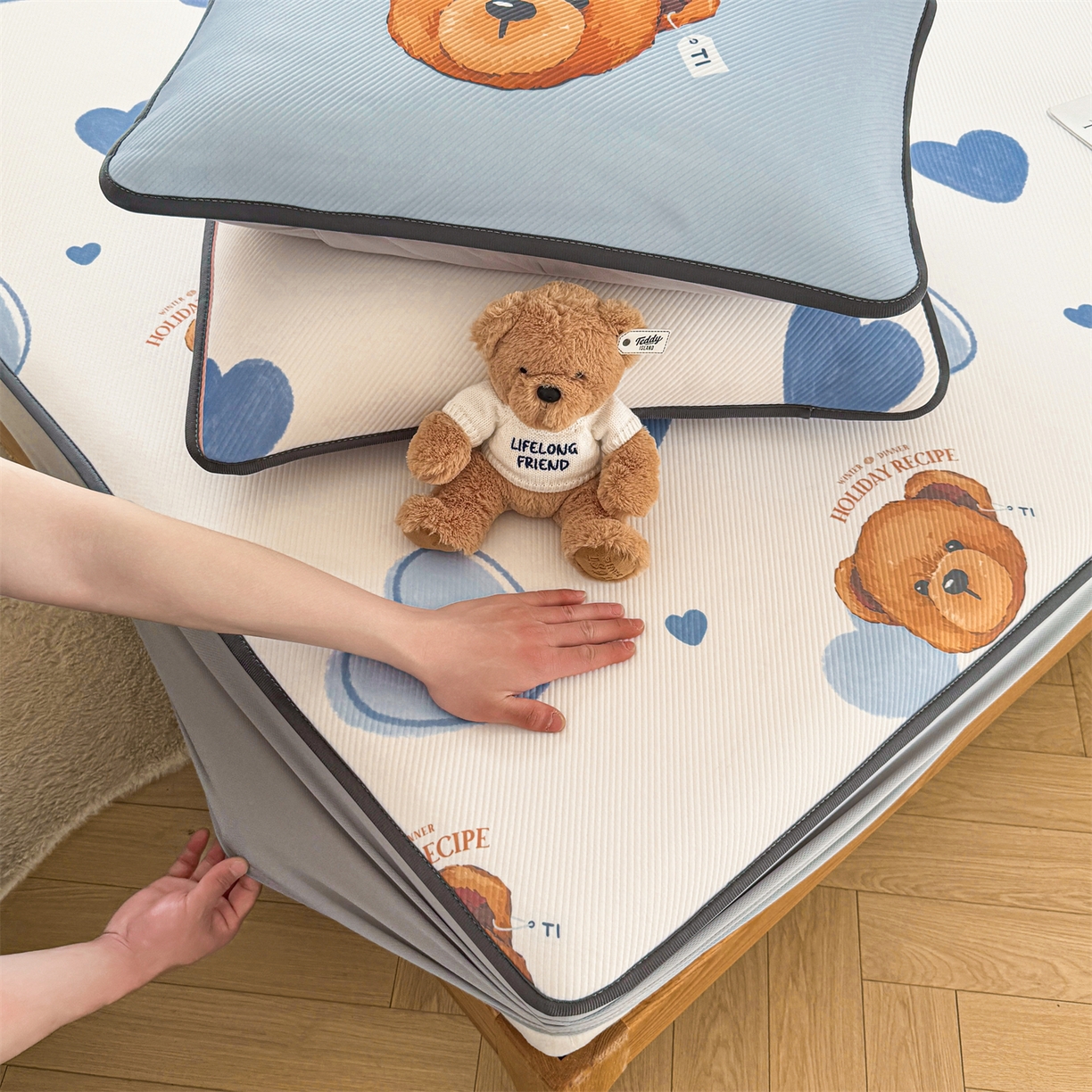 91家纺网 家纺一手货源 找家纺 源舍家纺 2026新款泰迪爱兰系列（正版授权）A类三明治复合印花斜纹豆豆软凉席床笠款 床笠款-泰迪蓝心