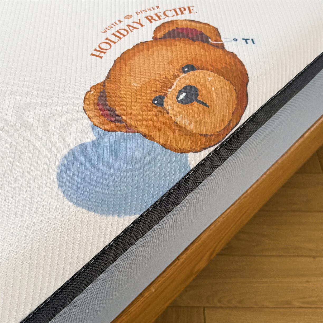 91家纺网 家纺一手货源 找家纺 源舍家纺 2026新款泰迪爱兰系列（正版授权）A类三明治复合印花斜纹豆豆软凉席床笠款 床笠款-泰迪蓝心