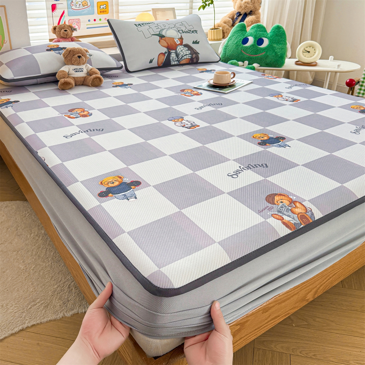 91家纺网 家纺一手货源 找家纺 源舍家纺 2026新款泰迪爱兰系列（正版授权）A类三明治复合印花斜纹豆豆软凉席床笠款 床笠款-泰迪灰格