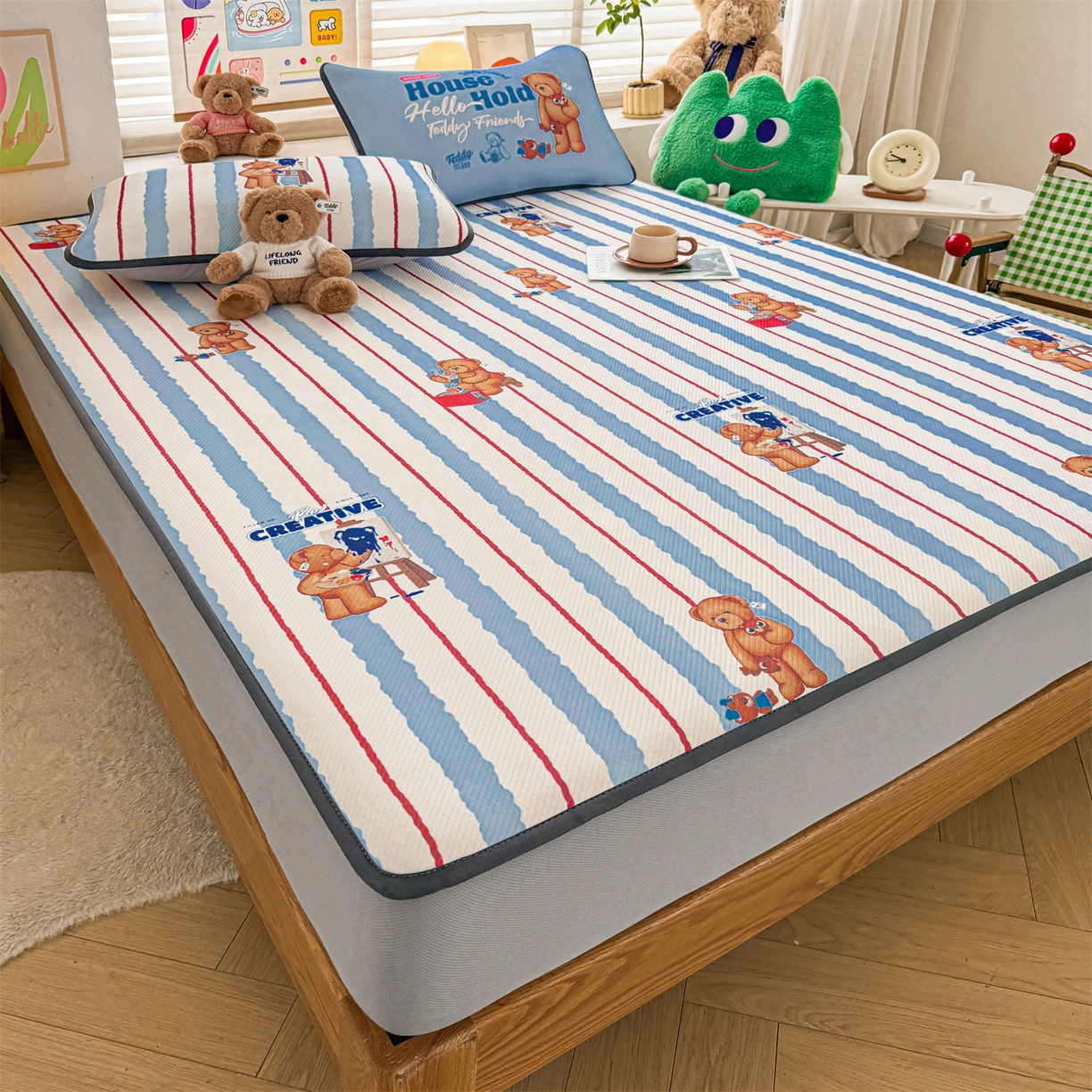 91家纺网 家纺一手货源 找家纺 源舍家纺 2026新款泰迪爱兰系列（正版授权）A类三明治复合印花斜纹豆豆软凉席床笠款 床笠款-泰迪条纹蓝