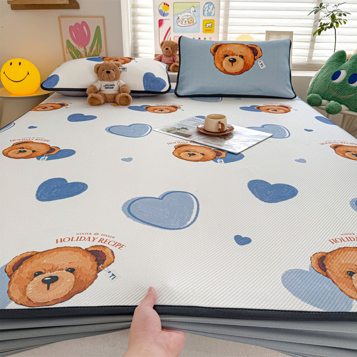 91家纺网 家纺一手货源 找家纺 源舍家纺 2026新款泰迪爱兰系列（正版授权）A类三明治复合印花斜纹豆豆软凉席床笠款 床笠款-泰迪蓝心