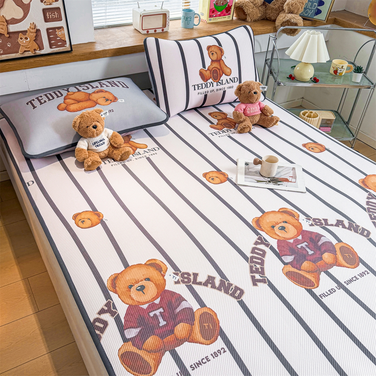 91家纺网 家纺一手货源 找家纺 源舍家纺 2026新款泰迪爱兰系列（正版授权）A类三明治复合印花斜纹豆豆软凉席床笠款 床席款-泰迪线条