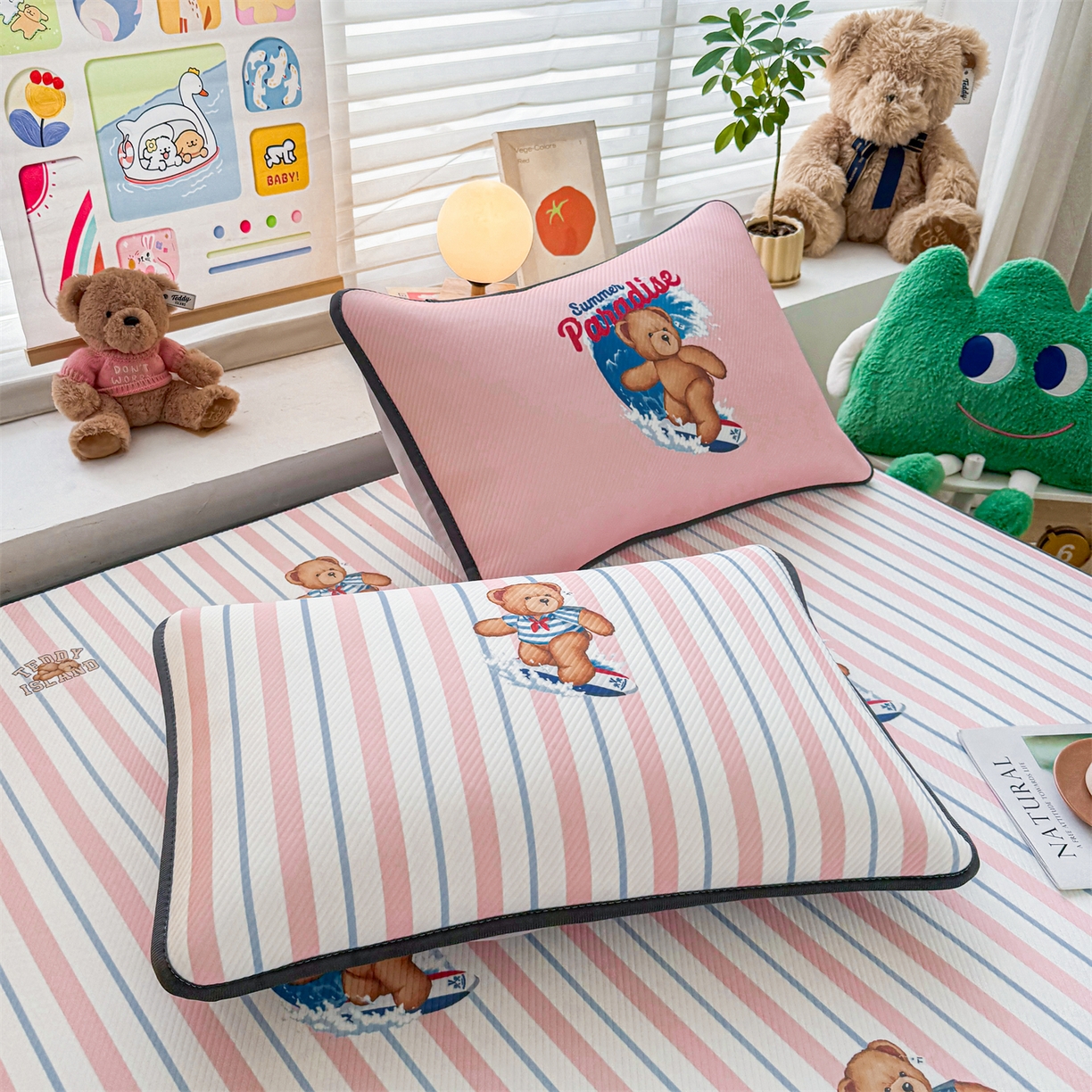 91家纺网 家纺一手货源 找家纺 源舍家纺 2026新款泰迪爱兰系列（正版授权）A类三明治复合印花斜纹豆豆软凉席床笠款 床笠款-泰迪条纹粉