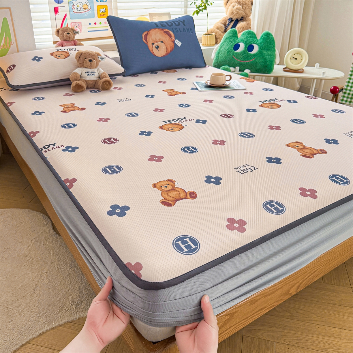 91家纺网 家纺一手货源 找家纺 源舍家纺 2026新款泰迪爱兰系列（正版授权）A类三明治复合印花斜纹豆豆软凉席床笠款 床笠款-泰迪四叶草