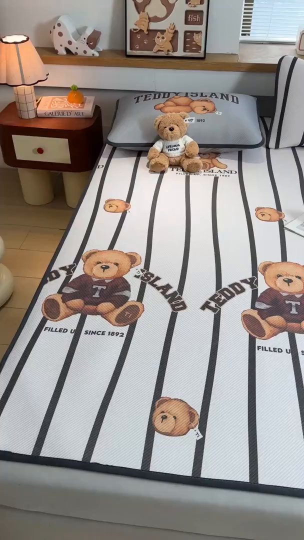 91家纺网 家纺一手货源 找家纺 源舍家纺 2026新款泰迪爱兰系列（正版授权）A类三明治复合印花斜纹豆豆软凉席床笠款 床席款-泰迪线条