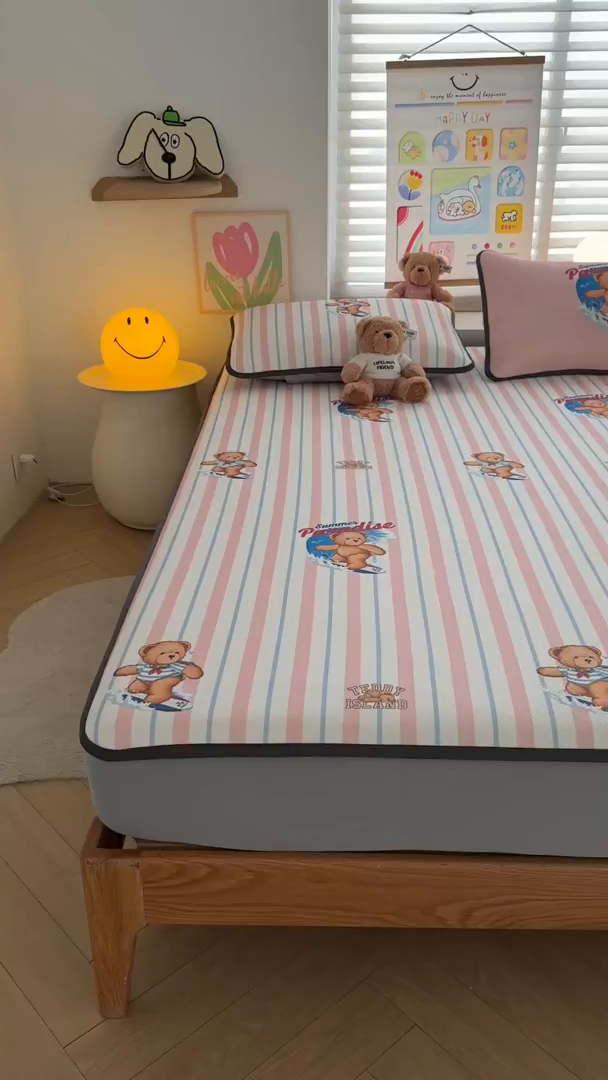 91家纺网 家纺一手货源 找家纺 源舍家纺 2026新款泰迪爱兰系列（正版授权）A类三明治复合印花斜纹豆豆软凉席床笠款 床笠款-泰迪条纹粉