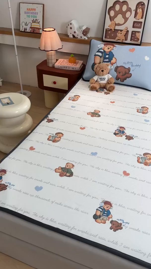 91家纺网 家纺一手货源 找家纺 源舍家纺 2026新款泰迪爱兰系列（正版授权）A类三明治复合印花斜纹豆豆软凉席床笠款 床席款-泰迪字母