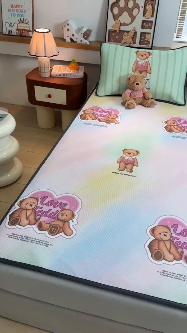 91家纺网 家纺一手货源 找家纺 源舍家纺 2026新款泰迪爱兰系列（正版授权）A类三明治复合印花斜纹豆豆软凉席床笠款 床席款-泰迪炫彩